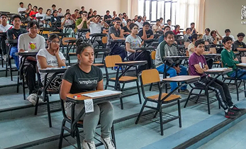 Postulantes rindiendo el examen de admisión