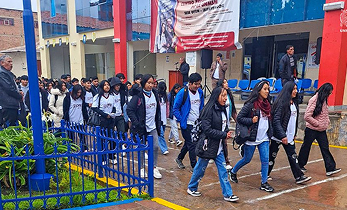 Entusiasmados alumnos inician sus clases en el Centro preuniversitario ubicado en la localidad de Oyón